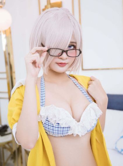 美女在床上打扑克