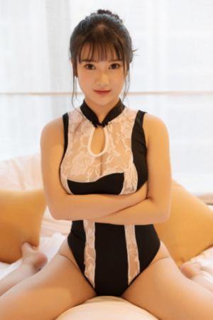 年轻母亲观看